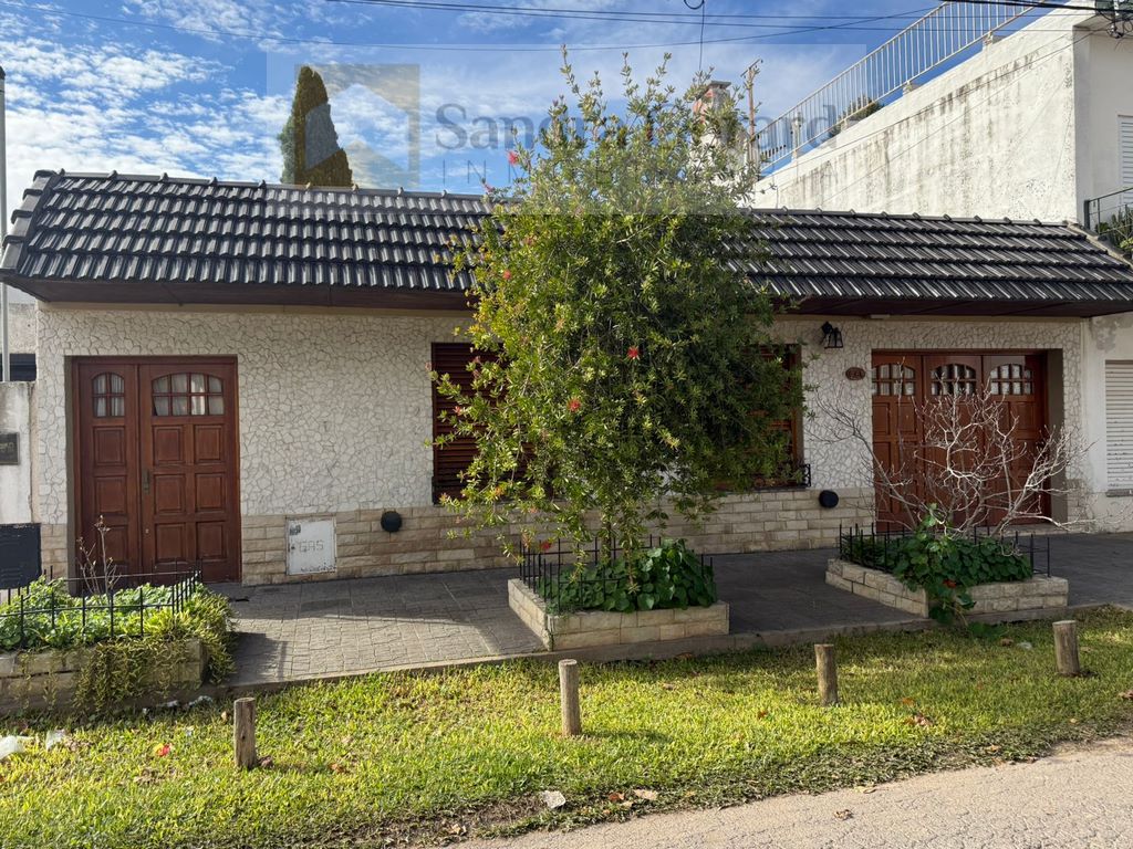 CASA EN VENTA–3 DORMITORIOS–PATIO VERDE CON PILETA–UBICACIÓN ESTRATÉGICA