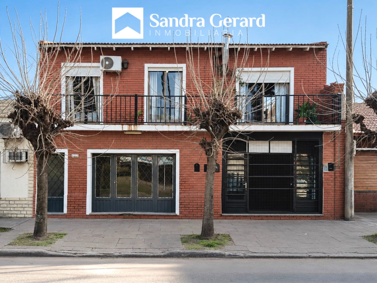 UNA INVERSIÓN INTELIGENTE: VIVIENDA + 2 LOCALES CON RENTA + UBICACIÓN